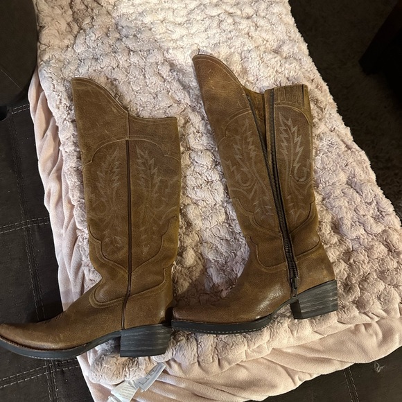 Ariat cowboy boots - Picture 3 of 5